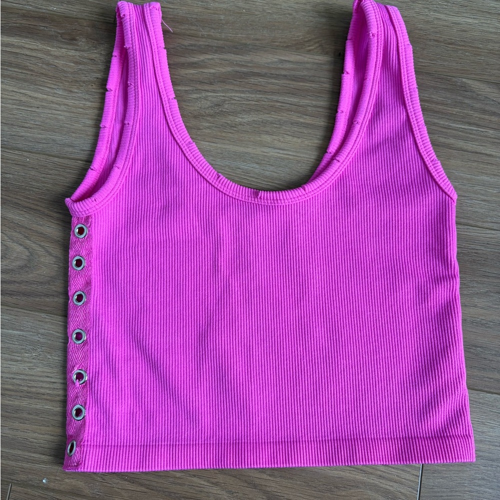 ANWND CROP‎ TANK TOP RUBBED STUDDED EYELET ACCENT PINN SIZE MEDIUM EUC